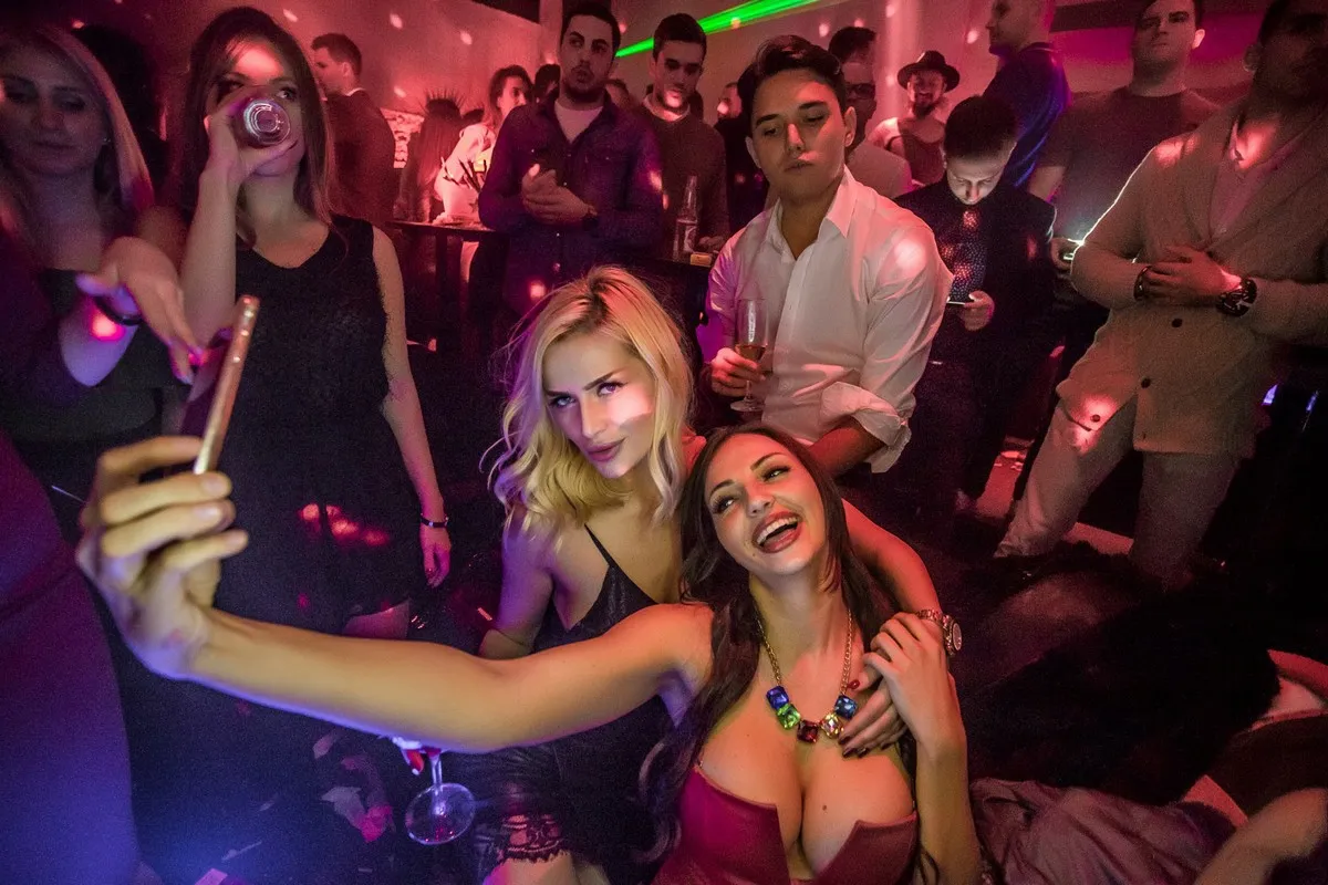 Kıbrıs Night Club Fiyatları (2026): Girne, Lefkoşa, Mağusa Gece Hayatı Ücret Rehberi